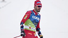 Norský bec na lyích Hans Christer Holund po dojetí závodu na 15 km voln na...