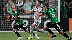 �eský fotbalista Tomá� Ost�ák (uprost�ed) ze St Louis City FC v utkání MLS...