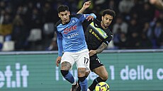 Mathias Olivera (vlevo) z Neapole v souboji s  Felipem Andersonem z Lazia �ím.