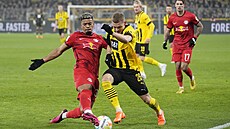 Benjamin Henrichs (vlevo) z Lipska v souboji s  Julianem Ryersonem z Dortmundu.