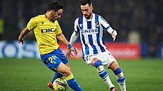 Isaac Carcelen  z Cádizu v souboji s Braisem Mendezem ze San Sebastianu.