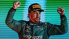 Fernando Alonso ze stáje Aston Martin se raduje ze třetího místa ve Velké ceně...