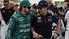 Fernando Alonso (vlevo) ze stáje Aston Martin v druném hovoru se Sergiem...