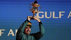 Fernando Alonso ze stáje Aston Martin s trofejí za tetí místo ve Velké cen...