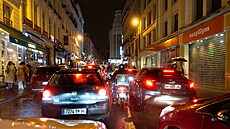 Kurýr klikuje mezi auty v paíských ulicích. (ilustraní foto)