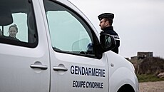 Policisté se psi hlídkují na plái u Neville sur Mer na severozápad Francie. O...