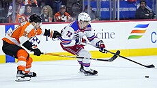 Filip Chytil (72) z New York Rangers útoí v zápase s Philadelphia Flyers,...