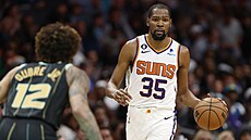 Kevin Durant (35) v dresu Phoenix Suns v zápase s Charlotte Hornets