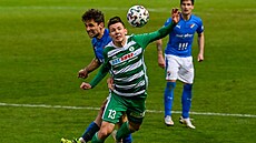 Pavel Osmaník v zeleném dresu Bohemians, bojuje s ním ostravský Adam Jáno.