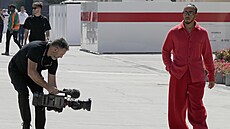 Lewis Hamilton z Mercedesu v hledáčku před programem Velké ceny Bahrajnu