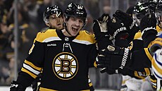 Jakub Lauko z Boston Bruins slaví svj gól.
