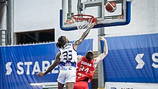 Randy Culpepper z Brna blokuje Matje Burdu z Pardubic.