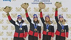 Předání bronzových medailí z biatlonové štafety ze zimních olympijských her v...
