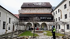 K poáru Prácheského muzea vyrazili profesionální i dobrovolní hasii.