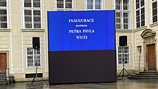 Inauguraci pokrývá i velký televizní �táb, který obsadil místní parkovi�t�