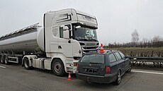 Nehoda cisterny a osobního auta na na D11 Nymbursku (8. b�ezna 2023)