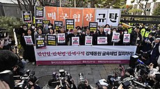 Aktivisté se v pondlí na protest proti Soulem pijatému plánu seli ped...