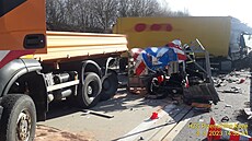 Na dálnici D5 do vozidla silniá narazil kamion. ofér nákladní soupravy...