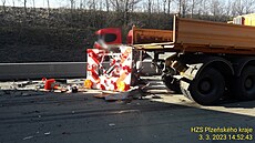 Na dálnici D5 do vozidla silniá narazil kamion. ofér nákladní soupravy...