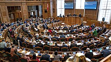 Dánský parlament bhem hlasování o zruení státního svátku (28. února 2023)