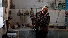 Farmá�ka na penzi Wang Feng-�chin se chystá zatáp�t ve svém domku v jedné z...