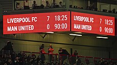 Pohled na světelnou tabuli a výsledek derby mezi Liverpoolem a Manchesterem...