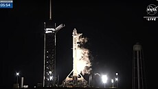 Rakety Falcon 9 a lodí CrewDragon několik minut před čtvrtečním startem mise...