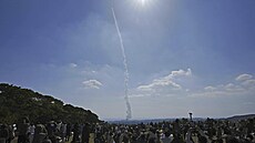 Diváci pozorují start nové japonské rakety H3 z kosmodromu Tanegaima.