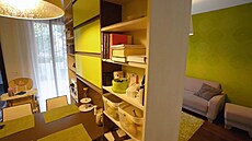 P�í�ka ubírala prostor a p�eká�ela dennímu sv�tlu. Zda�ilá prom�na v�e zm�nila. 