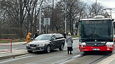 Nehoda osobního auta a autobusu ve Steovicích. (4. bezna 2023)