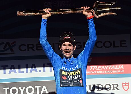 Slovinský cyklista Primo Rogli slaví triumf v závodu Tirreno-Adriatico