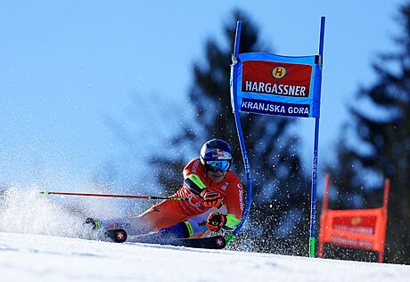 výcar Marco Odermatt jede první kolo obího slalomu v Kranjské Goe.