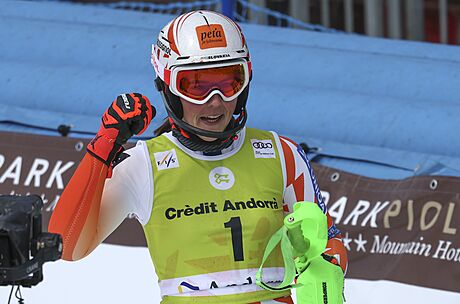 Petra Vlhová slaví triumf ve slalomu v Soldeu.