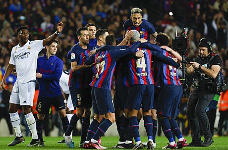 Radost fotbalist Barcelony v ligovém duelu proti Realu Madrid.