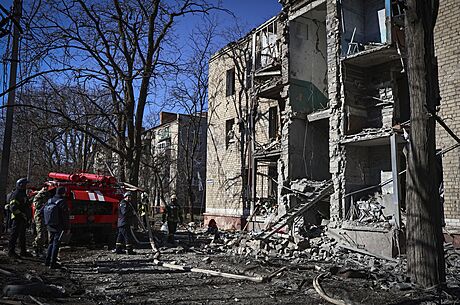 Budova zniená ruským ostelováním ve východoukrajinském Kramatorsku (14....