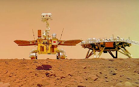 ínská pojízdná laborato u-ung s pistávací ploinou na povrchu Marsu, jak...