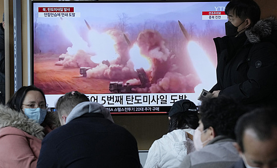 Jihokorejci sledují ilustraní zábry raketového testu svého severního souseda...