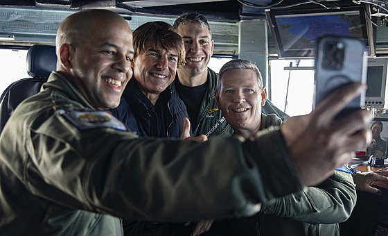 Herec Tom Cruise (uprosted) se fotí s vojáky na letadlové lodi George H.W....