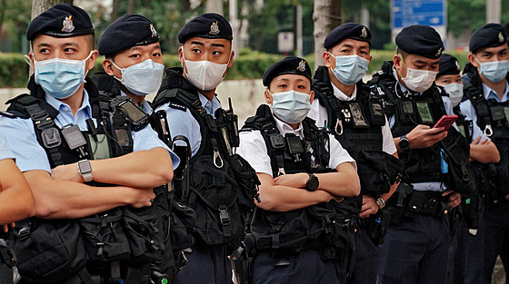 Policisté v Hongkongu se chystají zakroit proti aktivistm. (únor 2023)