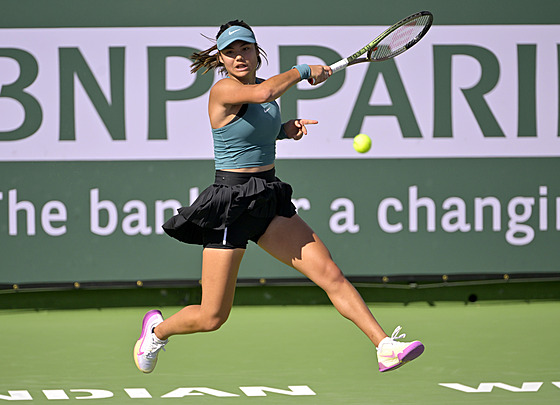 Emma Raducanuová hraje forhend na turnaji v Indian Wells.
