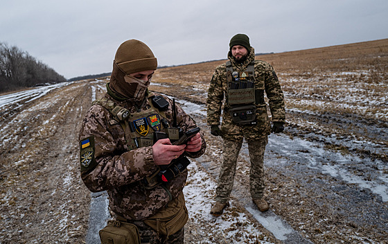 Ukrajintí vojáci z 27. brigády se pipravují na operaci  u msta Kupiansk v...