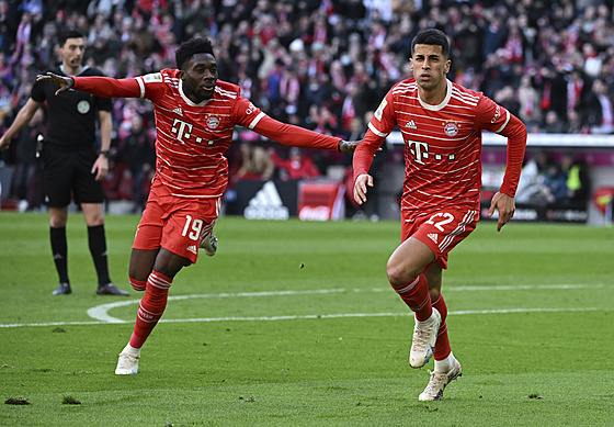 Joao Cancelo (vpravo) a Alphonso Davies z Bayernu slaví gól proti Augsburgu.