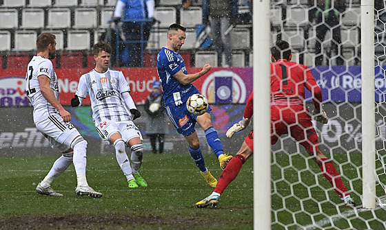 Jakub Pichystal z Olomouce stílí v utkání proti eským Budjovicím.