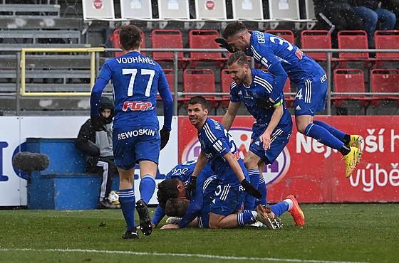 Fotbalisté Olomouce se radují z gólu proti eským Budjovicím.