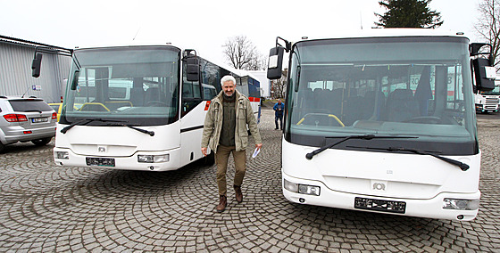 Technik závodu dopravy Ludk Tulis ukazuje dva nízkopodlaní autobusy, které...