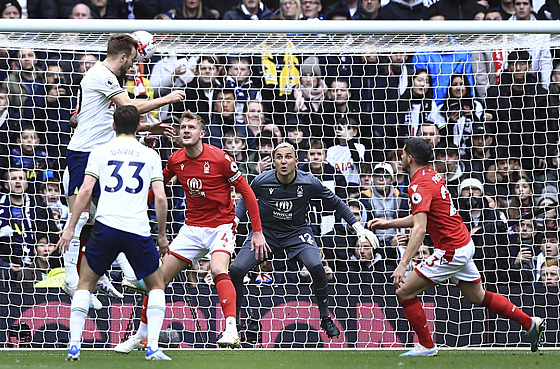 Útoník Harry Kane z Tottenhamu (vlevo) stílí hlavou gól v utkání proti...
