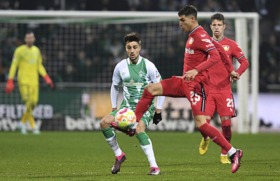 Exequiel Palacios z Leverkusenu si zpracovává mí v utkání proti Werderu Brémy,...