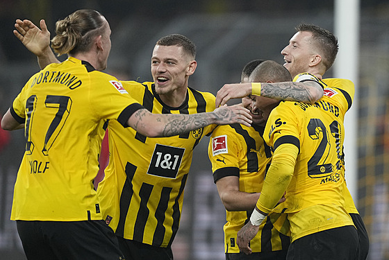 Fotbalisté Dortmundu se radují z gólu, který vstelil Marco Reus (vpravo).