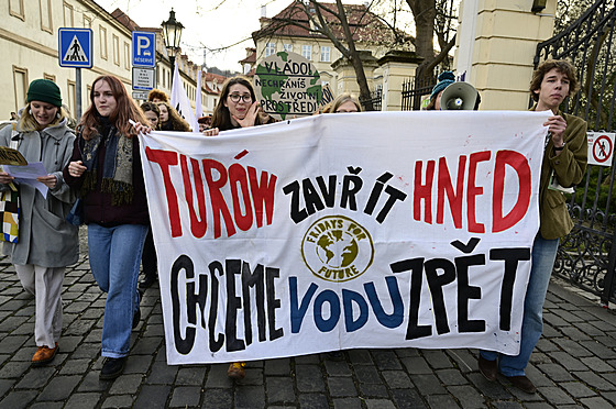 Demonstrace s názvem Zveejnte dohodu, dejte stop Turówu, kterou poádalo...