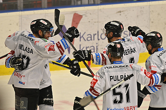 Hokejisté Karlových Var se radují z gólu útoníka Petra Koblasy (vlevo).